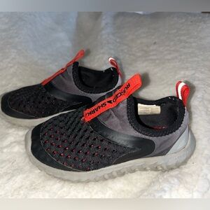 7c rugged shark summer water Kids Black and Red Slip-On Shoes